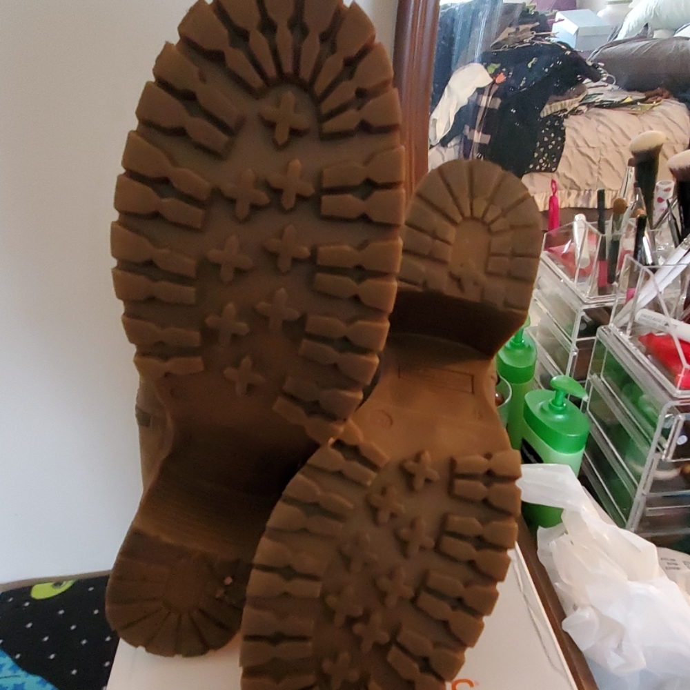 Boots - Picture 3 of 6